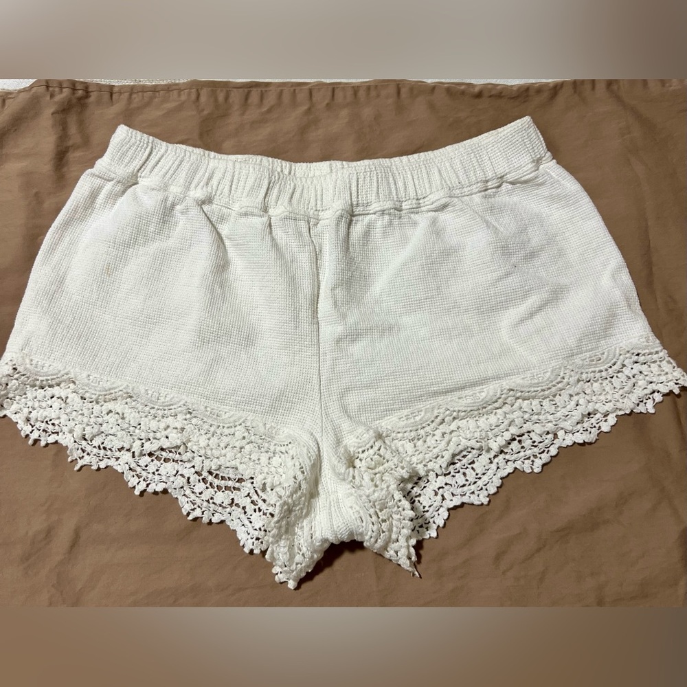 Woman shorts size L white color